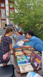 С книгой в летний вечер: библиотека Крупской удивила горожан интерактивной программой